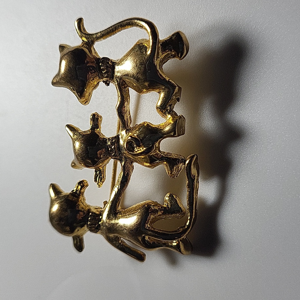 Three Happy Cats Gold Tone Brooch Pin